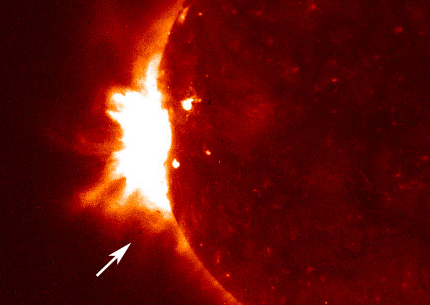 Mercurio y el Sol, vistos a través del Telescopio de Rayos X de Hinode. La flecha señala a Mercurio.