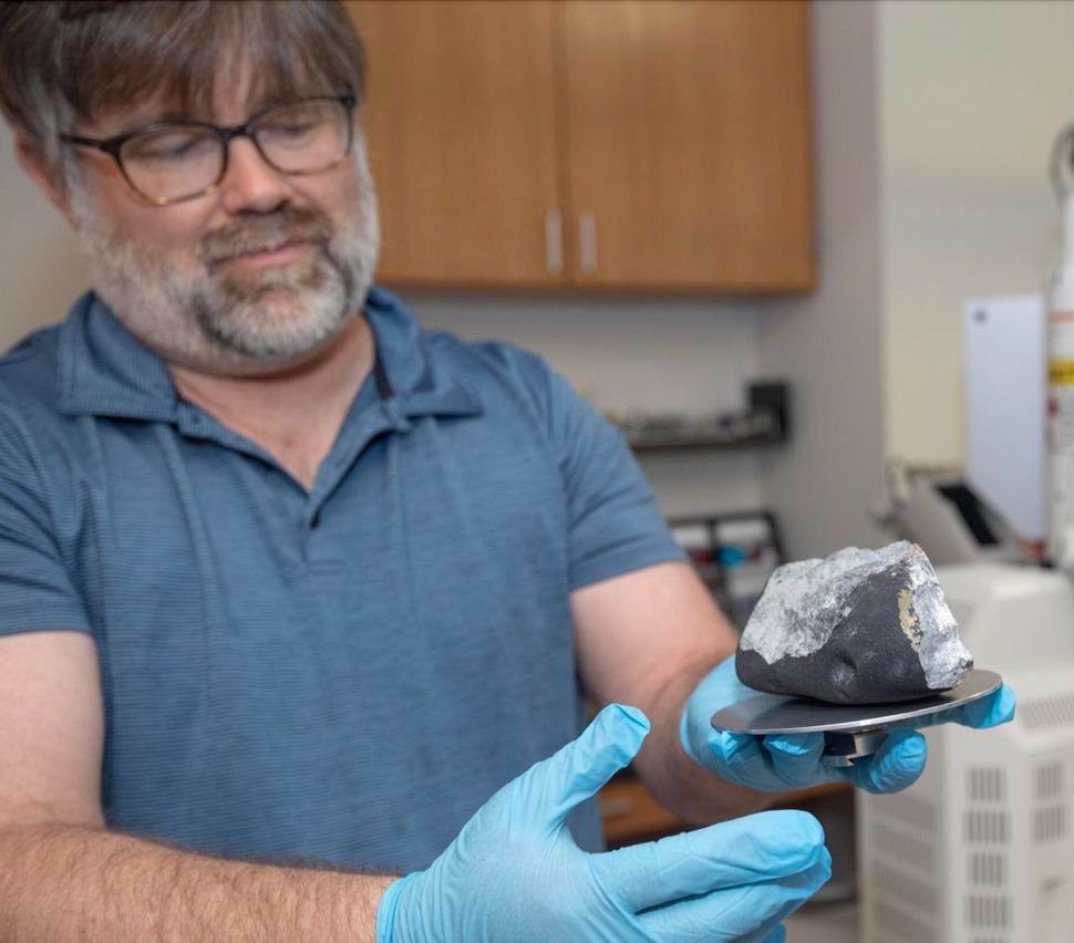 El meteorito con un investigador de The College Of New Jersey 