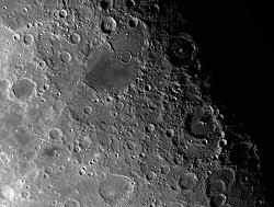 La superficie de la Luna está salpicada de cráteres de impacto.